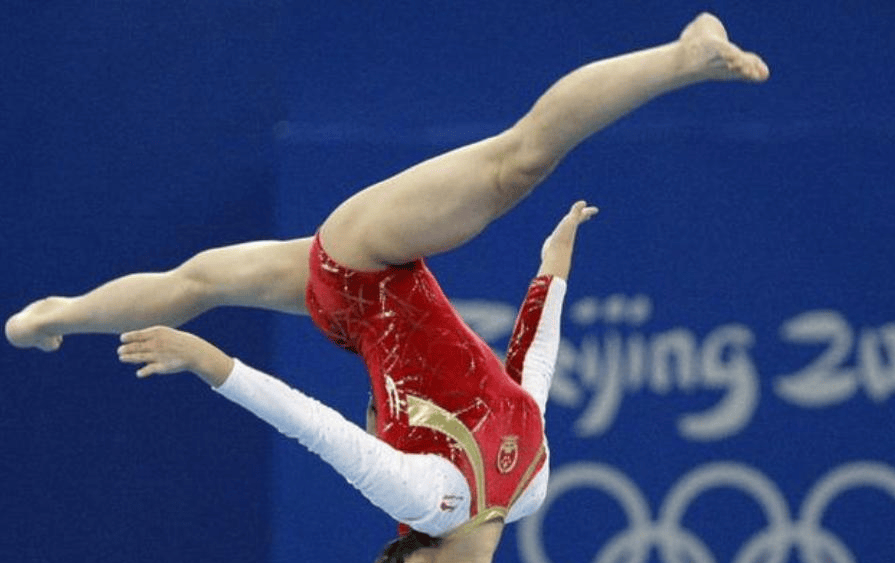 体操赛场上出现让人赞叹的动作