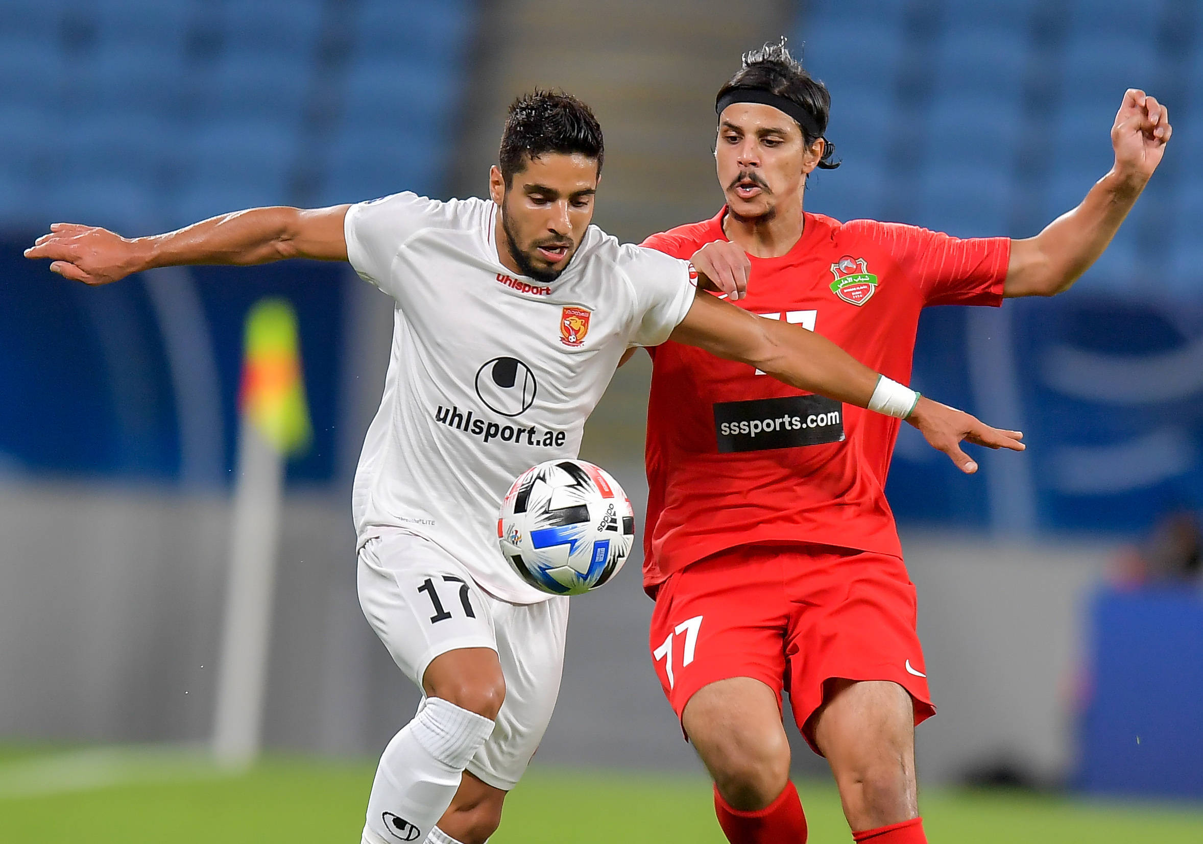 赛场上的惊险对决引领全球球迷瞩目 赛场上的惊险对决引领全球球迷瞩目