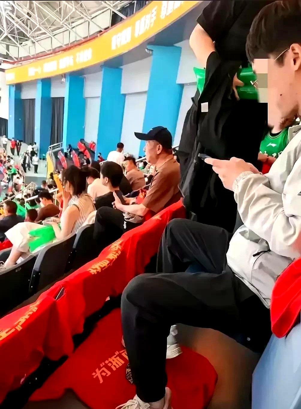 od体育亚洲官网-观众席上的助威声不断，为球队加油