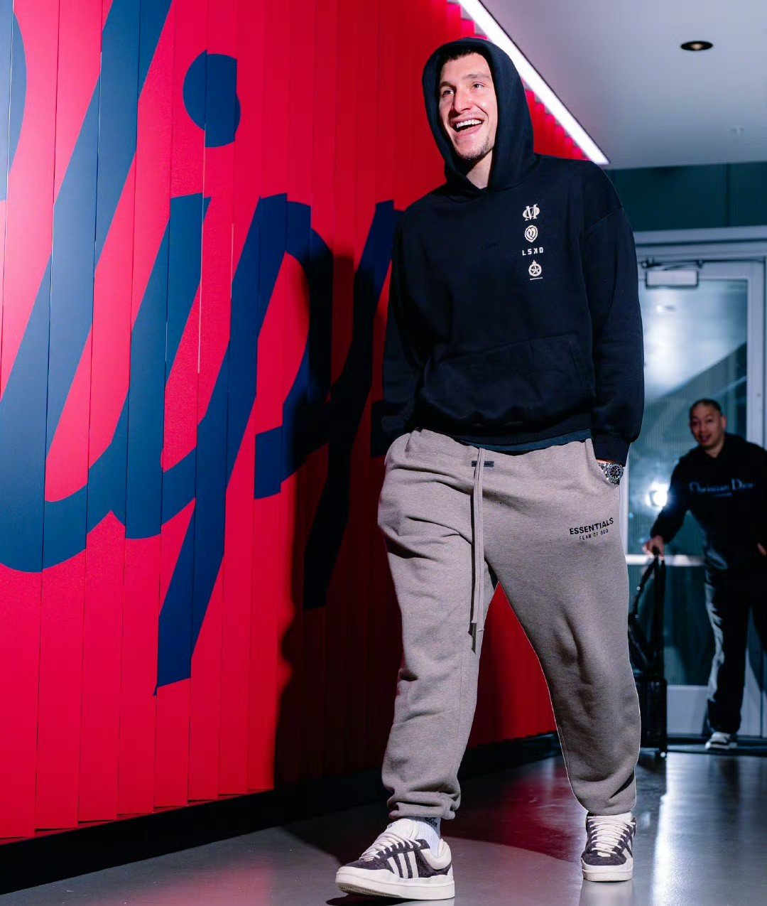 od体育教练-人主场赢球，西蒙斯表现抢眼