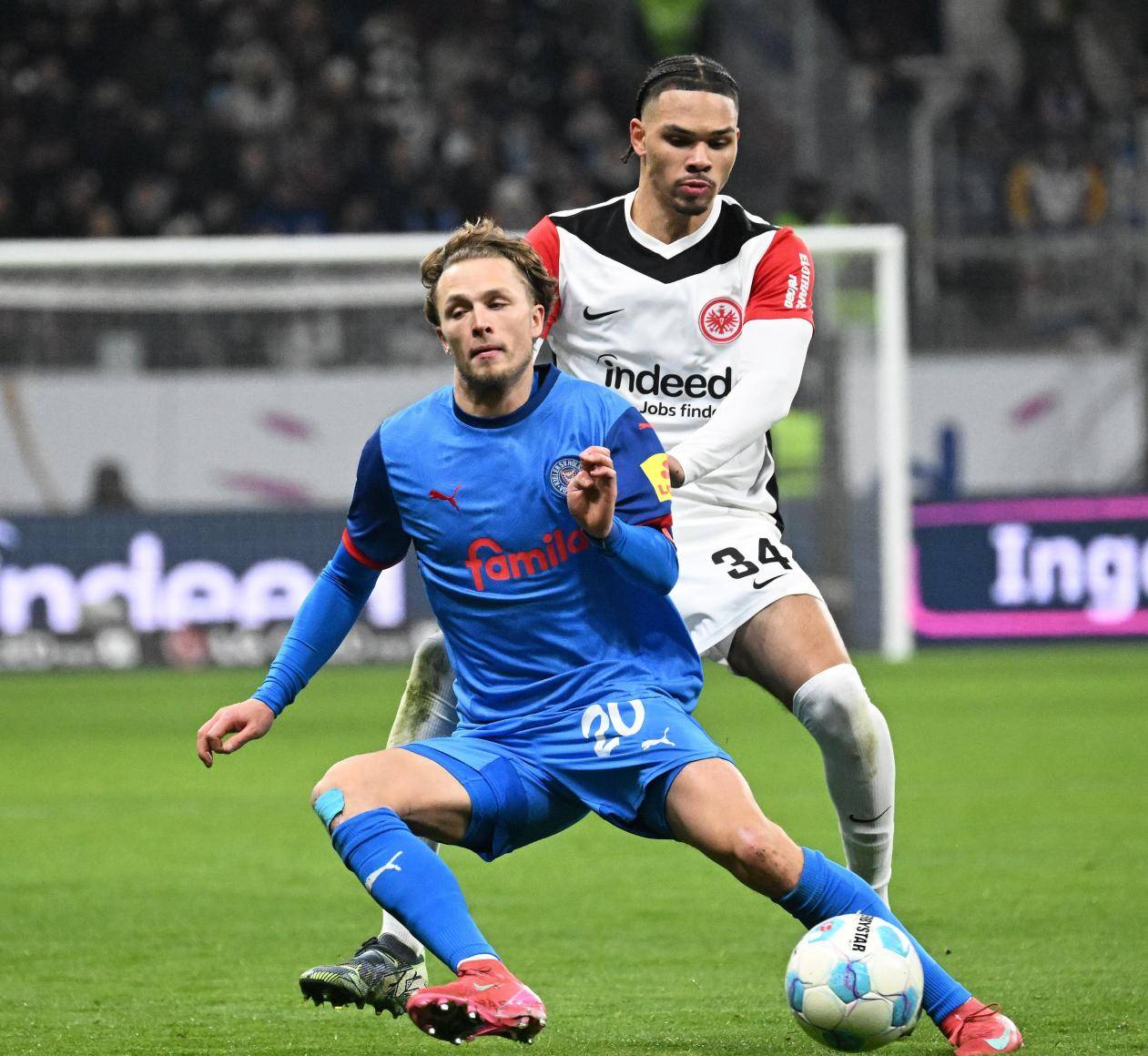 法兰克福主场出击,轻松战胜对手 法兰克福主场出击,轻松战胜对手