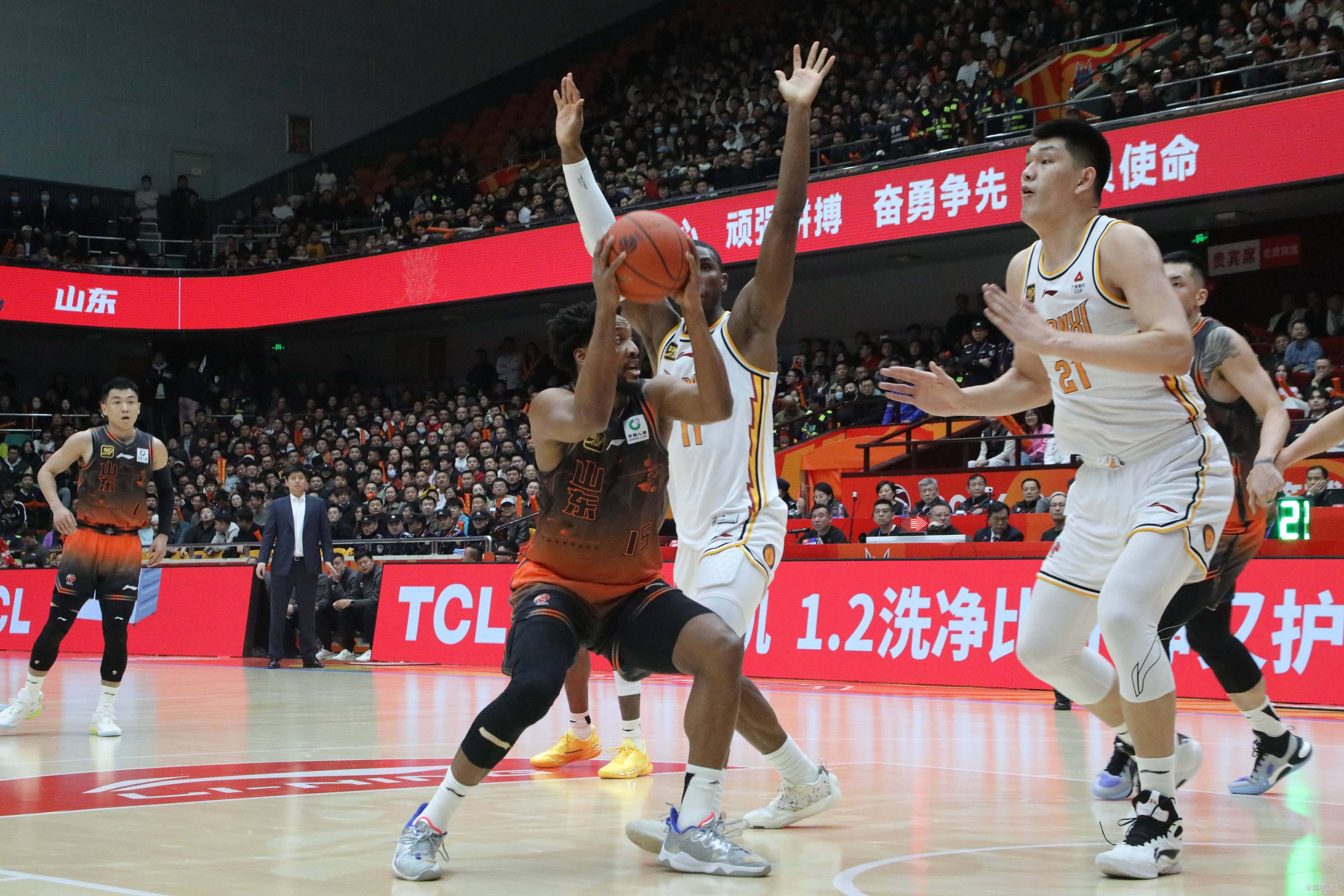 山东男篮惊险获胜,晋级夺冠 山东男篮惊险获胜,晋级夺冠