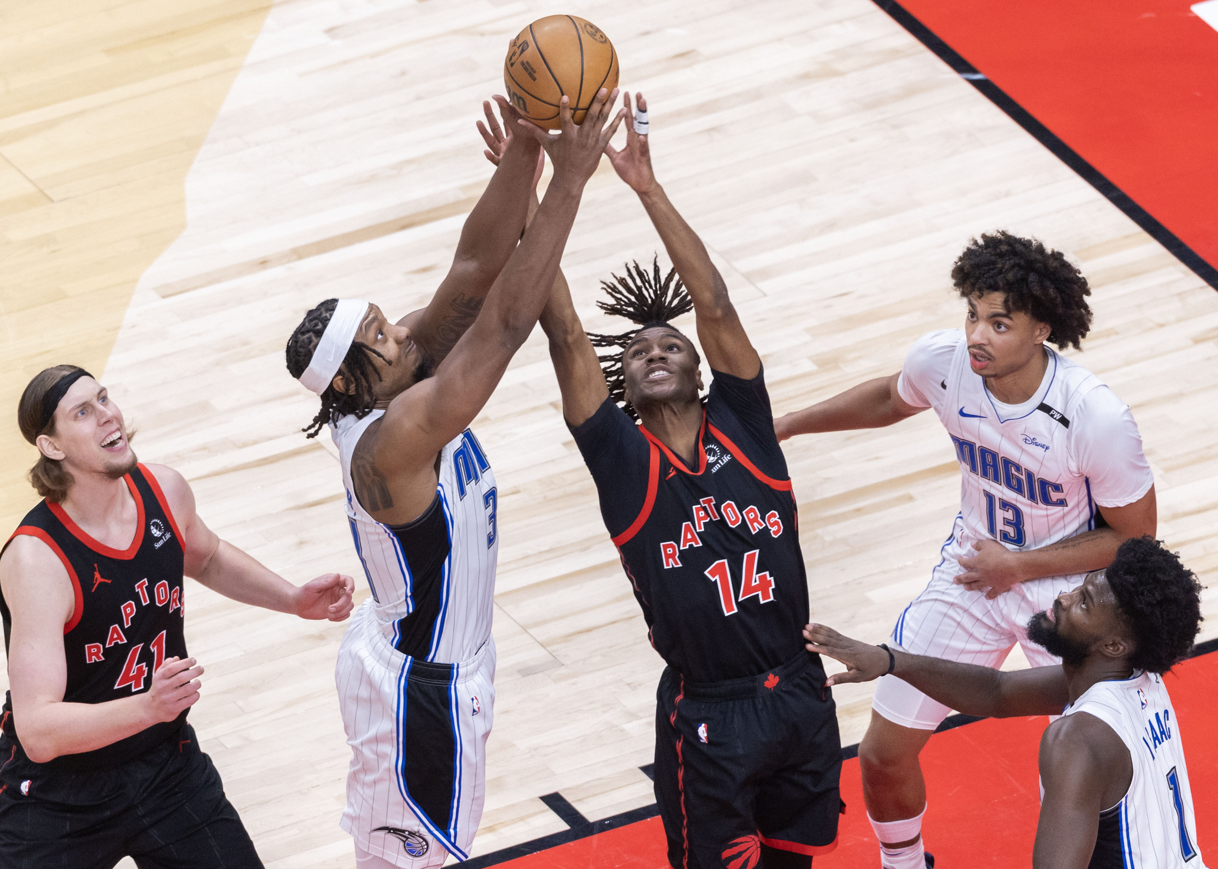 猛龙主场大胜骑士,领先优势 猛龙主场大胜骑士,领先优势