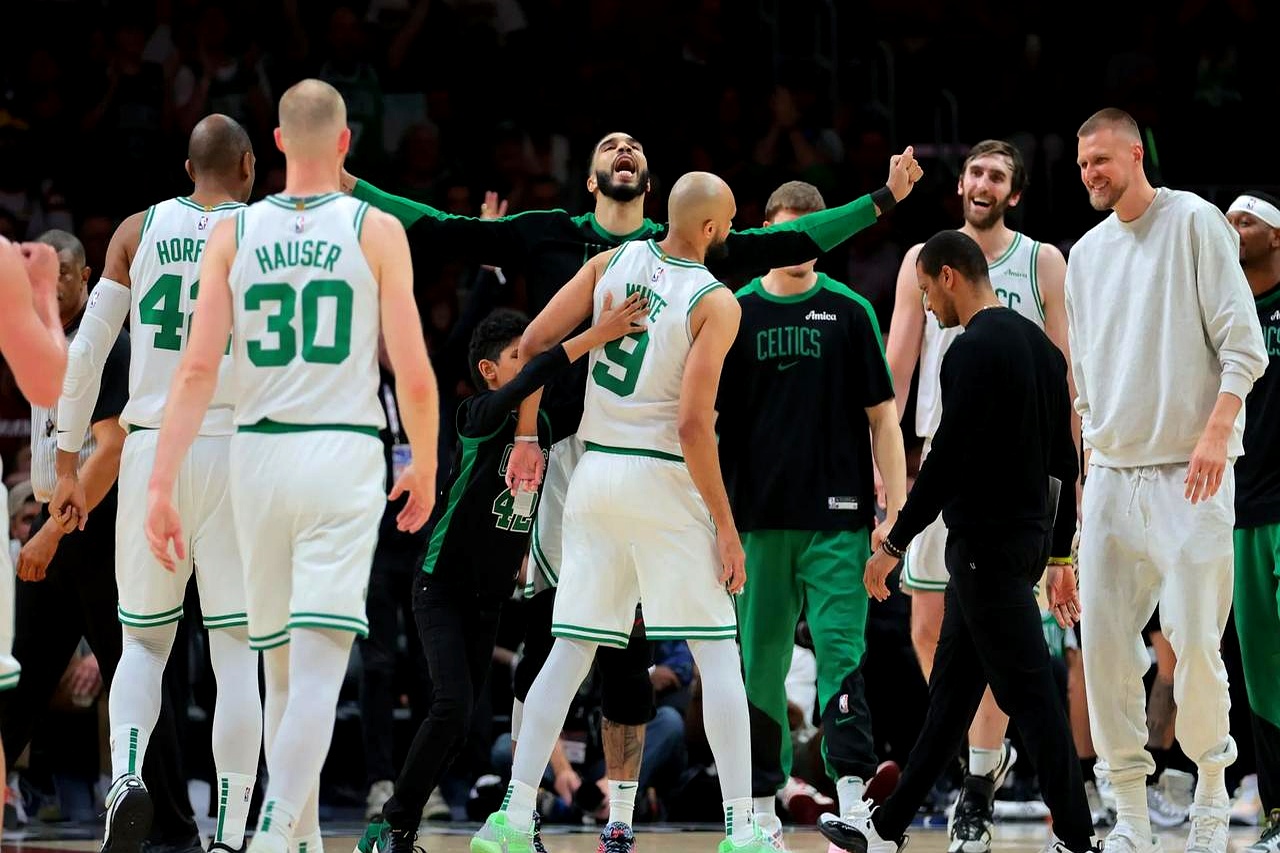 关于凯尔特人队战力血拼:球队防守团队战术稳定,连胜积分榜居首的信息 关于凯尔特人队战力血拼:球队防守团队战术稳定,连胜积分榜居首的信息