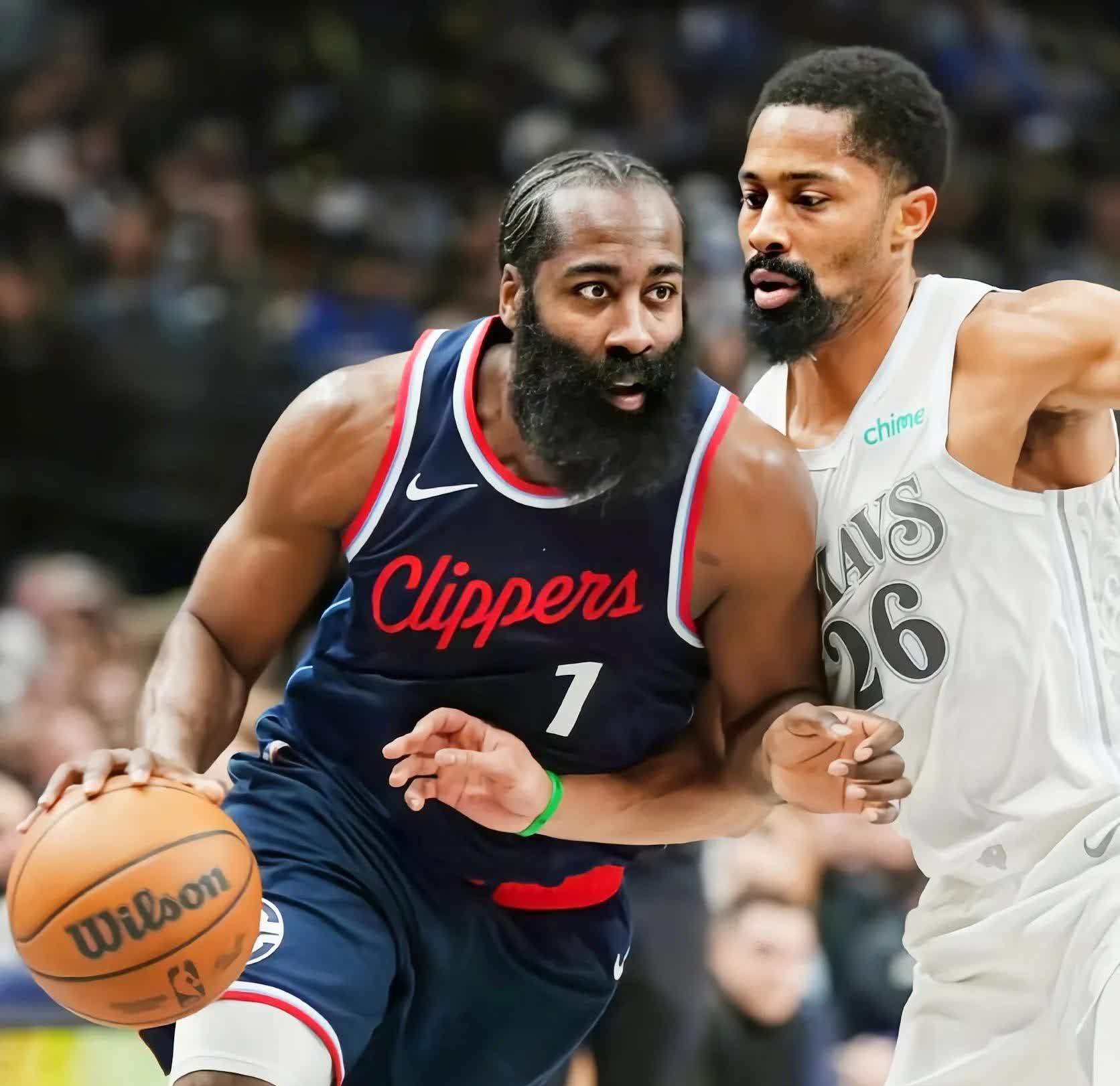 快船击败独行侠,哈雷尔贡献关键暴扣 快船击败独行侠,哈雷尔贡献关键暴扣