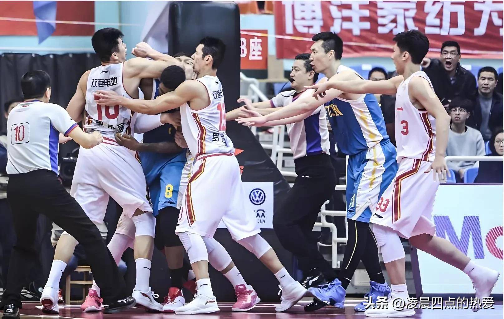 od体育下载-篮球比赛中发生冲突，球员遭到禁赛处罚